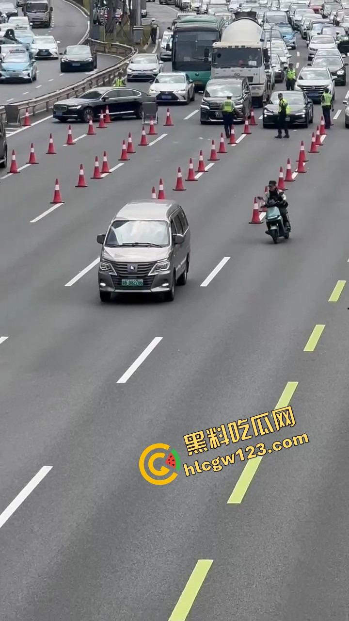 深圳蛇皮摩托哥逆天操作，10个交警围捕失败，全程像跳广场舞，帽子叔叔被耍成陀螺！  第11张