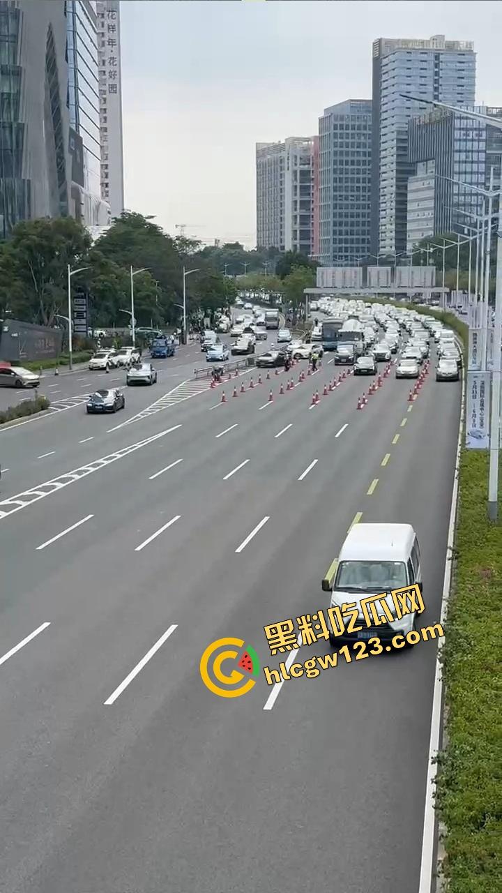 深圳蛇皮摩托哥逆天操作，10个交警围捕失败，全程像跳广场舞，帽子叔叔被耍成陀螺！  第12张