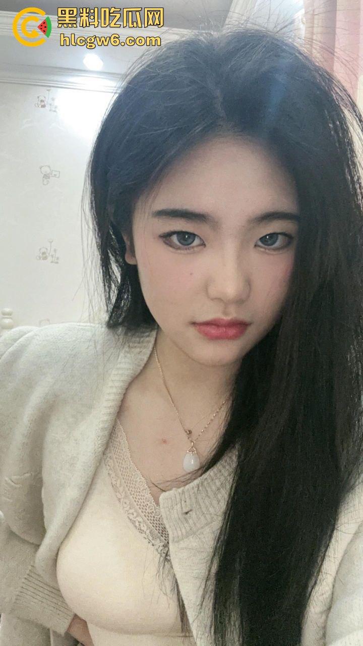 华南理工大学大一反差学妹【黎果果】巨乳黑肥大鲍鱼，阴毛旺盛性欲极强性爱视频遭到曝光。  第11张