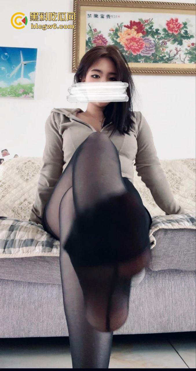 华南理工大学大一反差学妹【黎果果】巨乳黑肥大鲍鱼，阴毛旺盛性欲极强性爱视频遭到曝光。  第25张