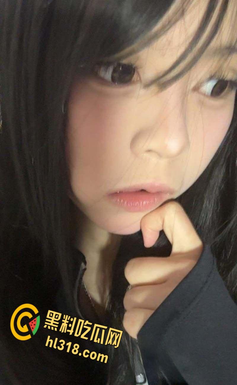 舞蹈学院学生妹【李诗腾】，网恋自拍裸体给男友看，渣男看完后直接发网上曝光，美乳翘臀真的诱人  第2张