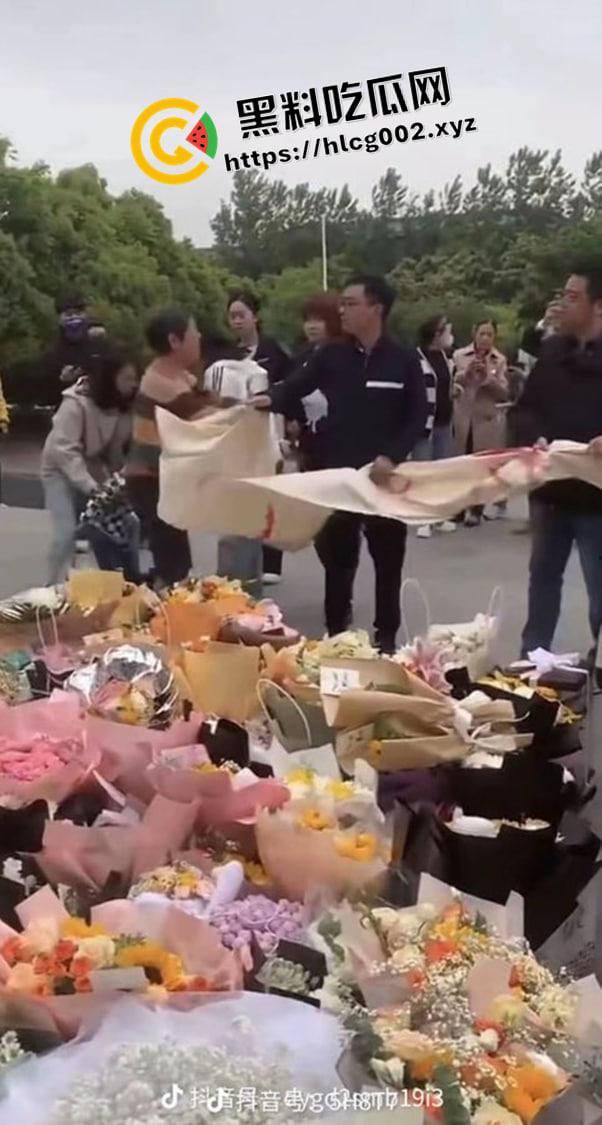 南通大巴车祸事件后续!官方通告隐瞒死亡事实 孩子父母被隐瞒孩子死亡消息 特警维稳不准送花 三观震碎的后续处理 第11张 南通大巴车祸事件后续!官方通告隐瞒死亡事实 孩子父母被隐瞒孩子死亡消息 特警维稳不准送花 三观震碎的后续处理 第11张