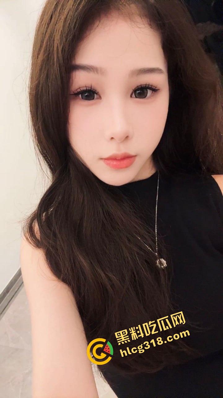 大奶邻居红色内衣辣秀骚姿，白天就撅屁股贴窗露奶，究竟是拍给老公还是干爹？光看这劲头床上得干疯了！  第2张