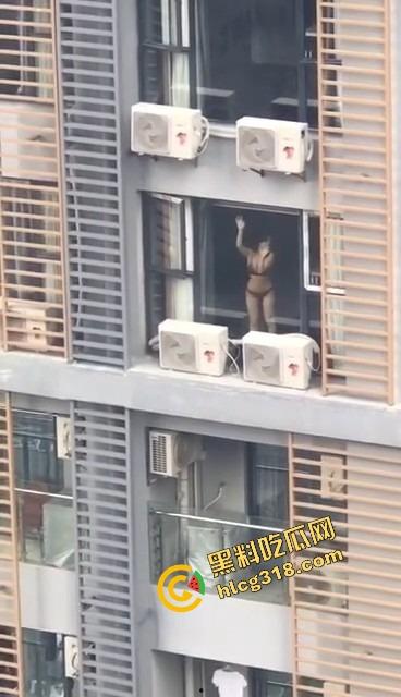 大奶邻居红色内衣辣秀骚姿，白天就撅屁股贴窗露奶，究竟是拍给老公还是干爹？光看这劲头床上得干疯了！  第9张