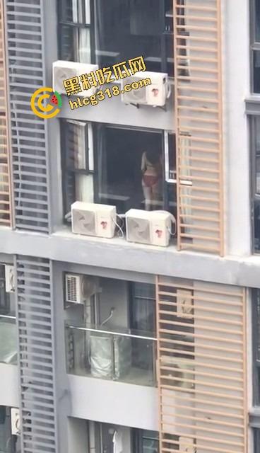 大奶邻居红色内衣辣秀骚姿，白天就撅屁股贴窗露奶，究竟是拍给老公还是干爹？光看这劲头床上得干疯了！  第12张