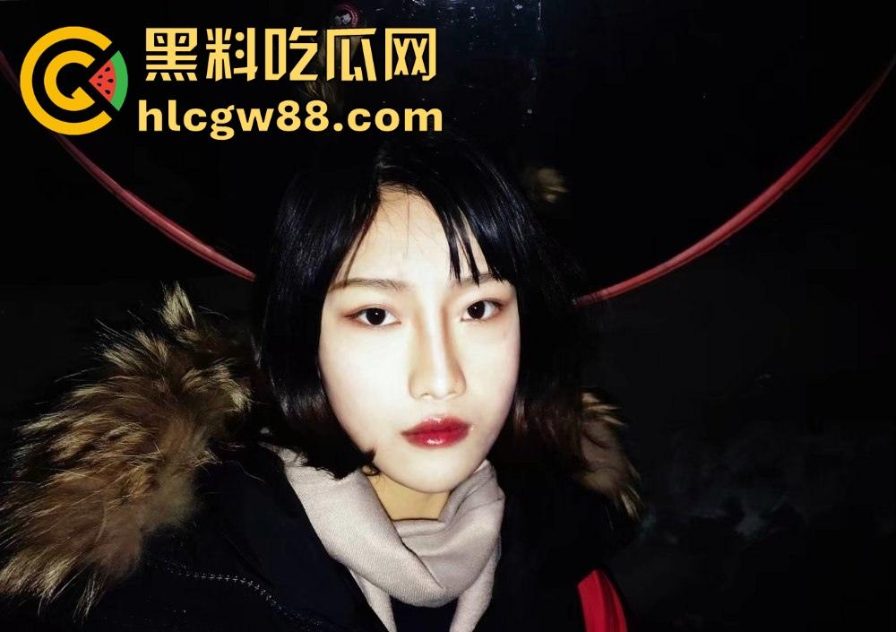 合肥十七中高二嫩妹【鲁艺凡】校外偷腥，穿制服调教跪舔鸡巴，骚洞被无套灌精，黑乳晕还怕怀崽？  第1张