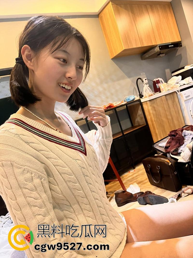 南京师大清纯学妹【卢瑞涵】，大长腿性感嫩妹，背着男友和体育生开房，趴着吃鸡大喊爸爸操我！  第4张