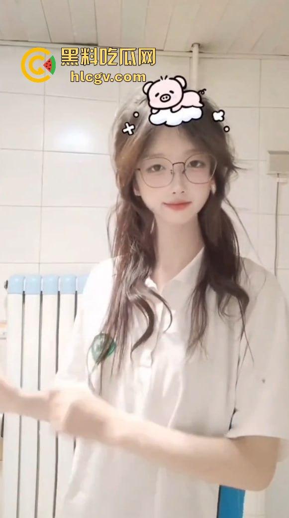 奶神『孙倩』巨乳野外露出引爆眼球！浙江大学06年校花满屏大奶哺育众生，连条狗都爱得不行！  第2张