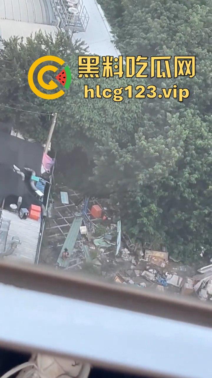 台中垃圾场狠人硬核骚操作！花式操雨伞，捅屁眼，吃瓜群众在高楼全程记录拍摄！  第2张