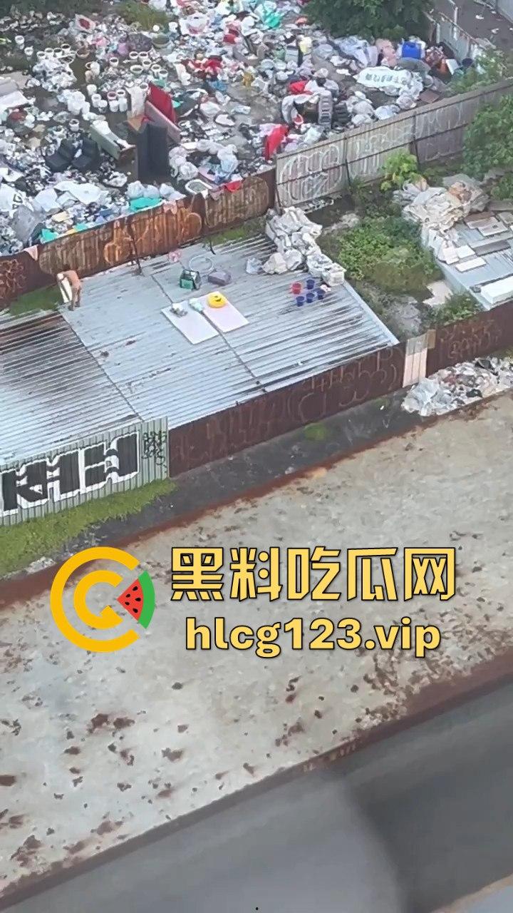 台中垃圾场狠人硬核骚操作！花式操雨伞，捅屁眼，吃瓜群众在高楼全程记录拍摄！  第3张