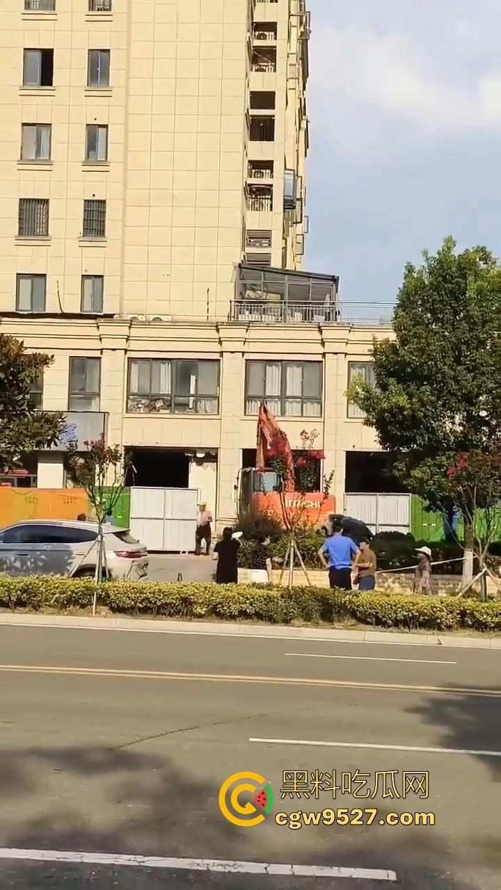 安徽霍山景秀蓝湾小区，一楼住户挖地下室导致整栋楼倾斜，整栋楼瞬间成为危房，遇上这种邻居也是倒了大霉！  第2张