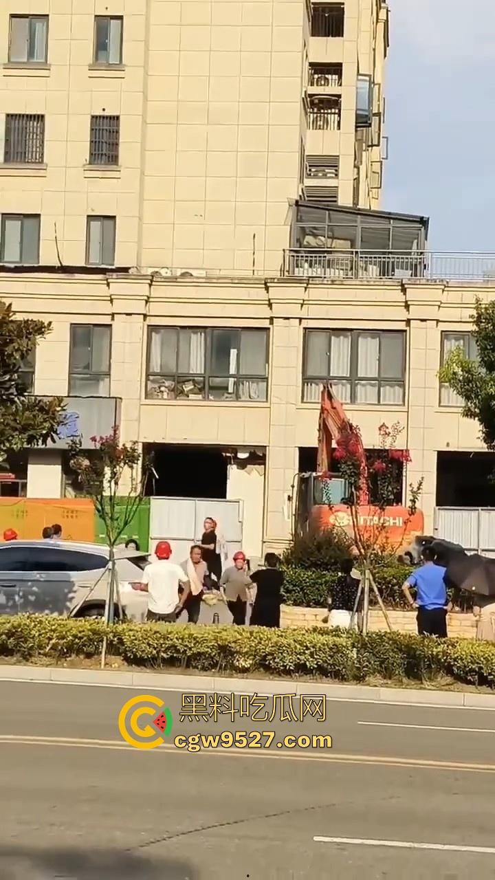 安徽霍山景秀蓝湾小区，一楼住户挖地下室导致整栋楼倾斜，整栋楼瞬间成为危房，遇上这种邻居也是倒了大霉！  第3张