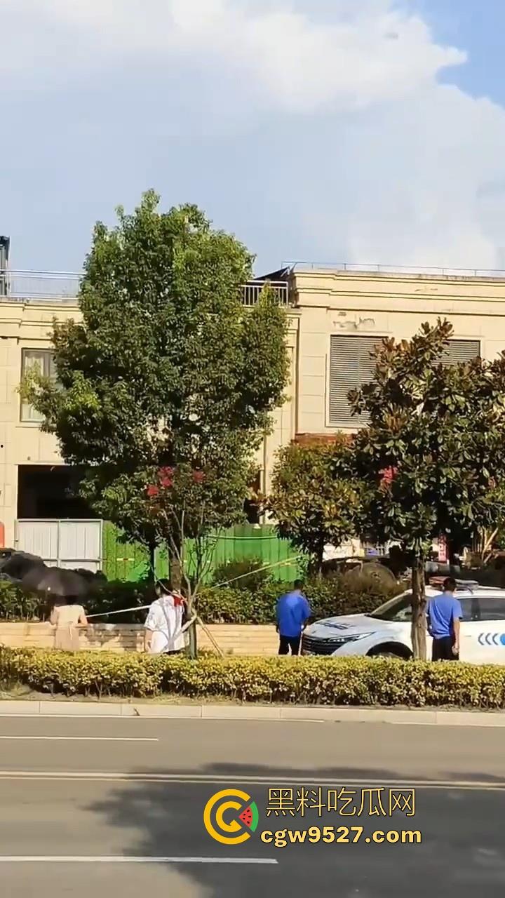 安徽霍山景秀蓝湾小区，一楼住户挖地下室导致整栋楼倾斜，整栋楼瞬间成为危房，遇上这种邻居也是倒了大霉！  第4张