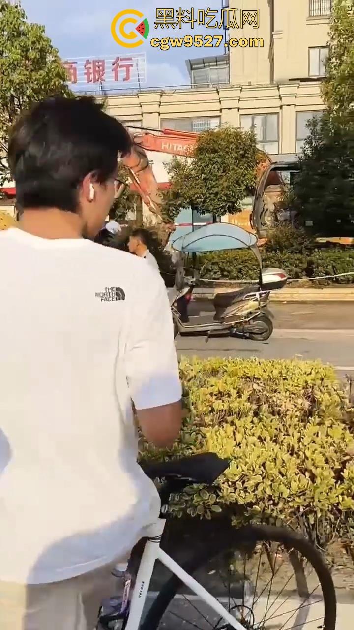 安徽霍山景秀蓝湾小区，一楼住户挖地下室导致整栋楼倾斜，整栋楼瞬间成为危房，遇上这种邻居也是倒了大霉！  第6张