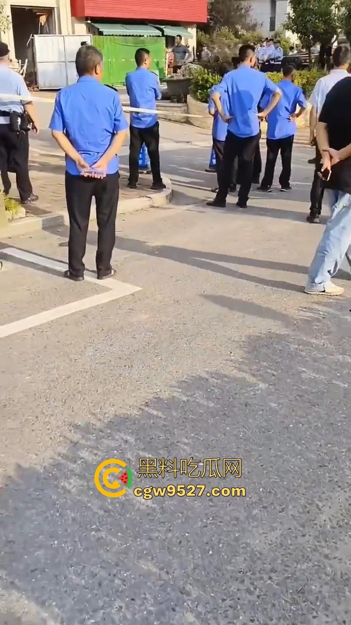 安徽霍山景秀蓝湾小区，一楼住户挖地下室导致整栋楼倾斜，整栋楼瞬间成为危房，遇上这种邻居也是倒了大霉！  第7张