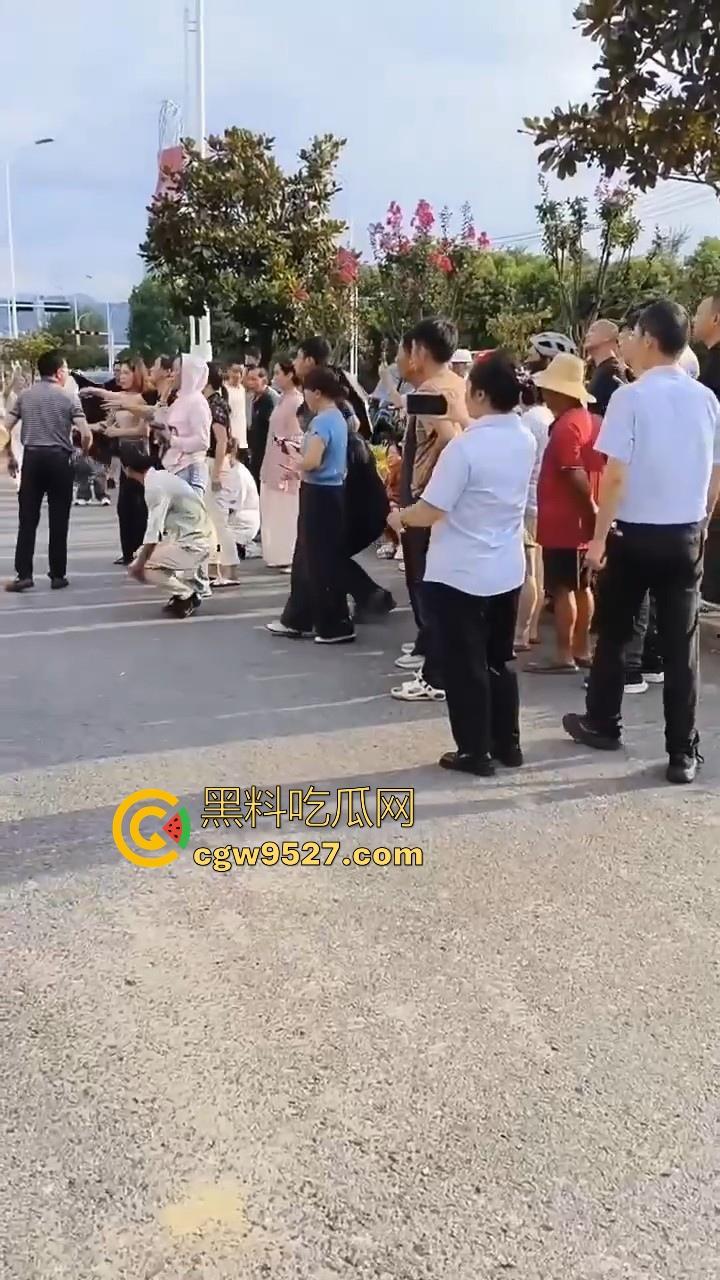 安徽霍山景秀蓝湾小区，一楼住户挖地下室导致整栋楼倾斜，整栋楼瞬间成为危房，遇上这种邻居也是倒了大霉！  第8张