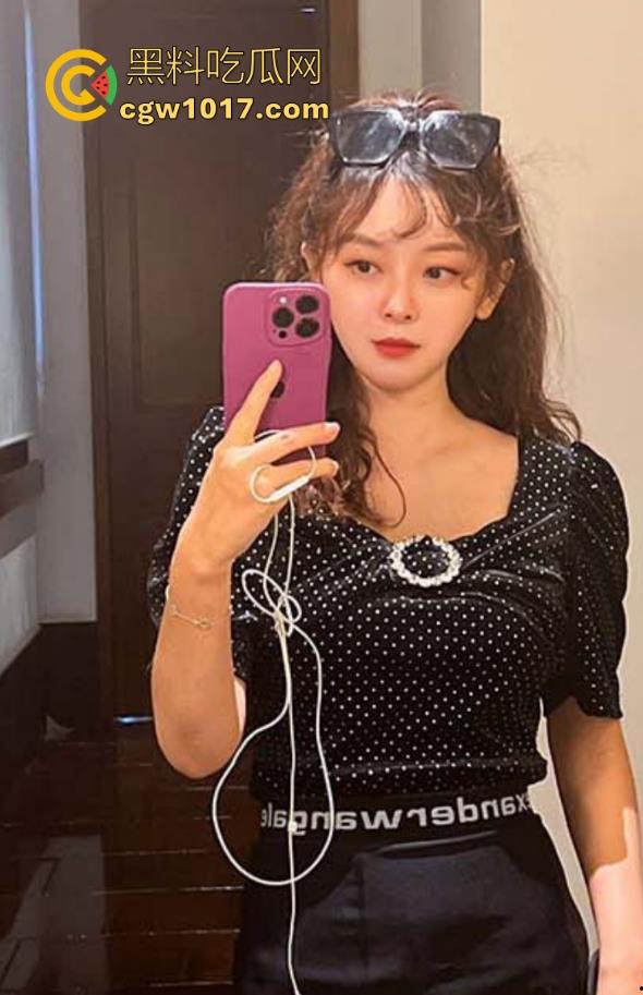 海角乱伦！妈妈深夜旗袍诱惑，女上骑乘榨精，手里捧着儿子射在嘴里流出的精液，看向倒头就睡的儿子后陷入了沉思！  第1张