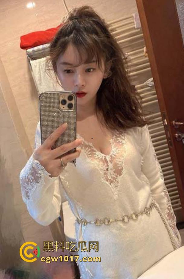 海角乱伦！妈妈深夜旗袍诱惑，女上骑乘榨精，手里捧着儿子射在嘴里流出的精液，看向倒头就睡的儿子后陷入了沉思！  第3张