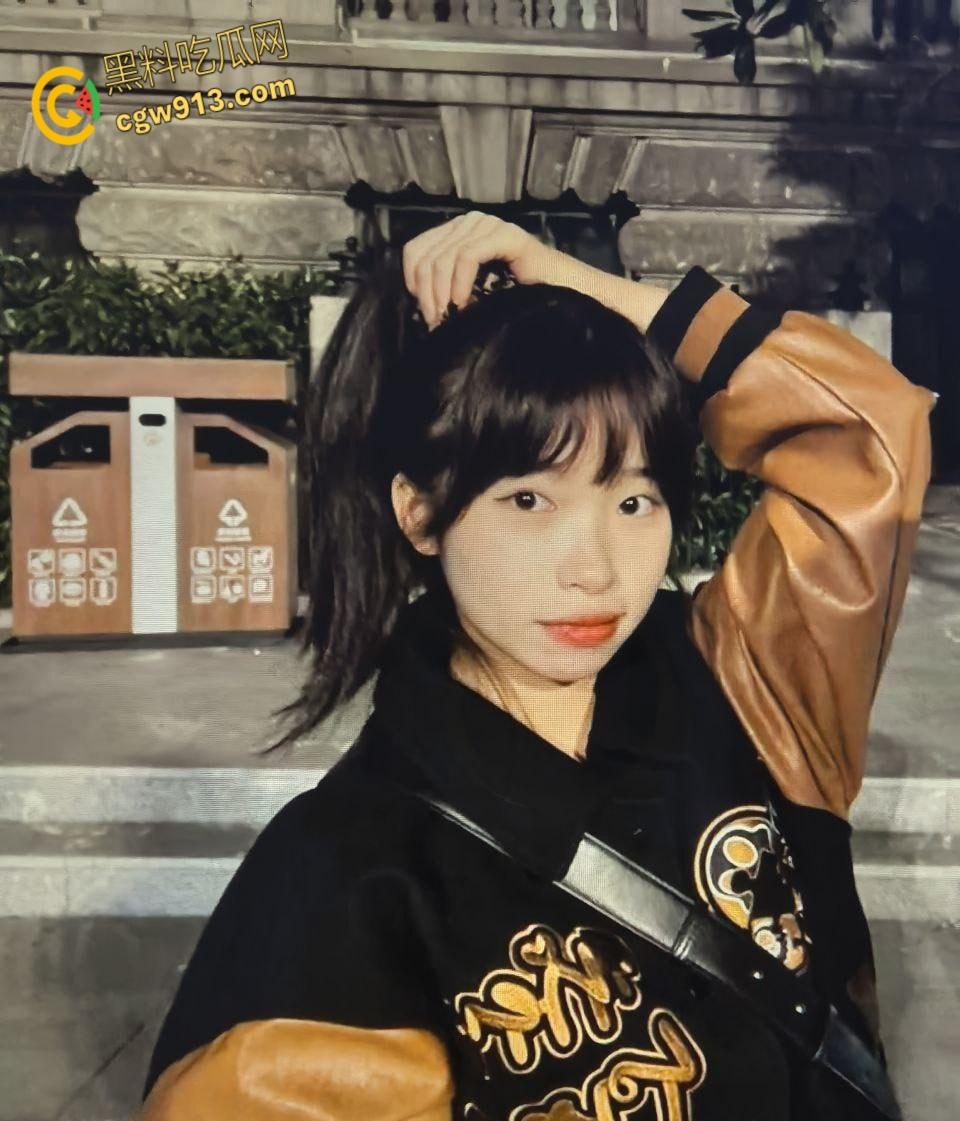 江苏理工大学校花【小蛋挞】 ，被学校富二代包养，穿各种开档黑丝后入挨操，露脸舔屌超反差！  第1张