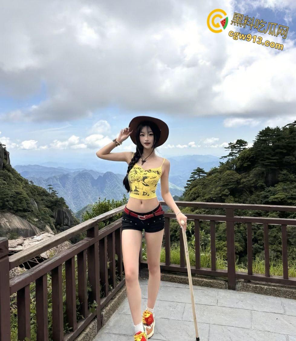 江苏理工大学校花【小蛋挞】 ，被学校富二代包养，穿各种开档黑丝后入挨操，露脸舔屌超反差！  第4张