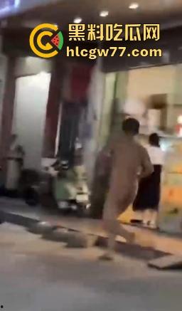 广东揭阳市中心街头惊现男子裸奔，这天气大哥不冷吗？看起来精神不正常  第1张