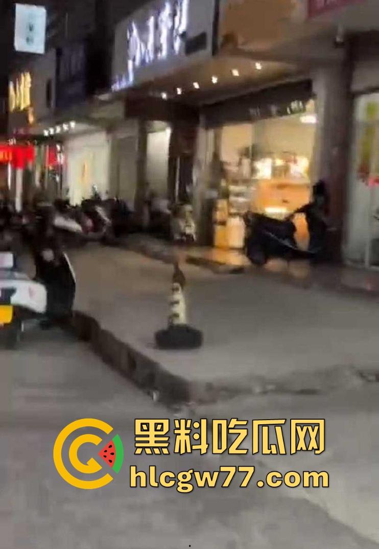 广东揭阳市中心街头惊现男子裸奔，这天气大哥不冷吗？看起来精神不正常  第3张