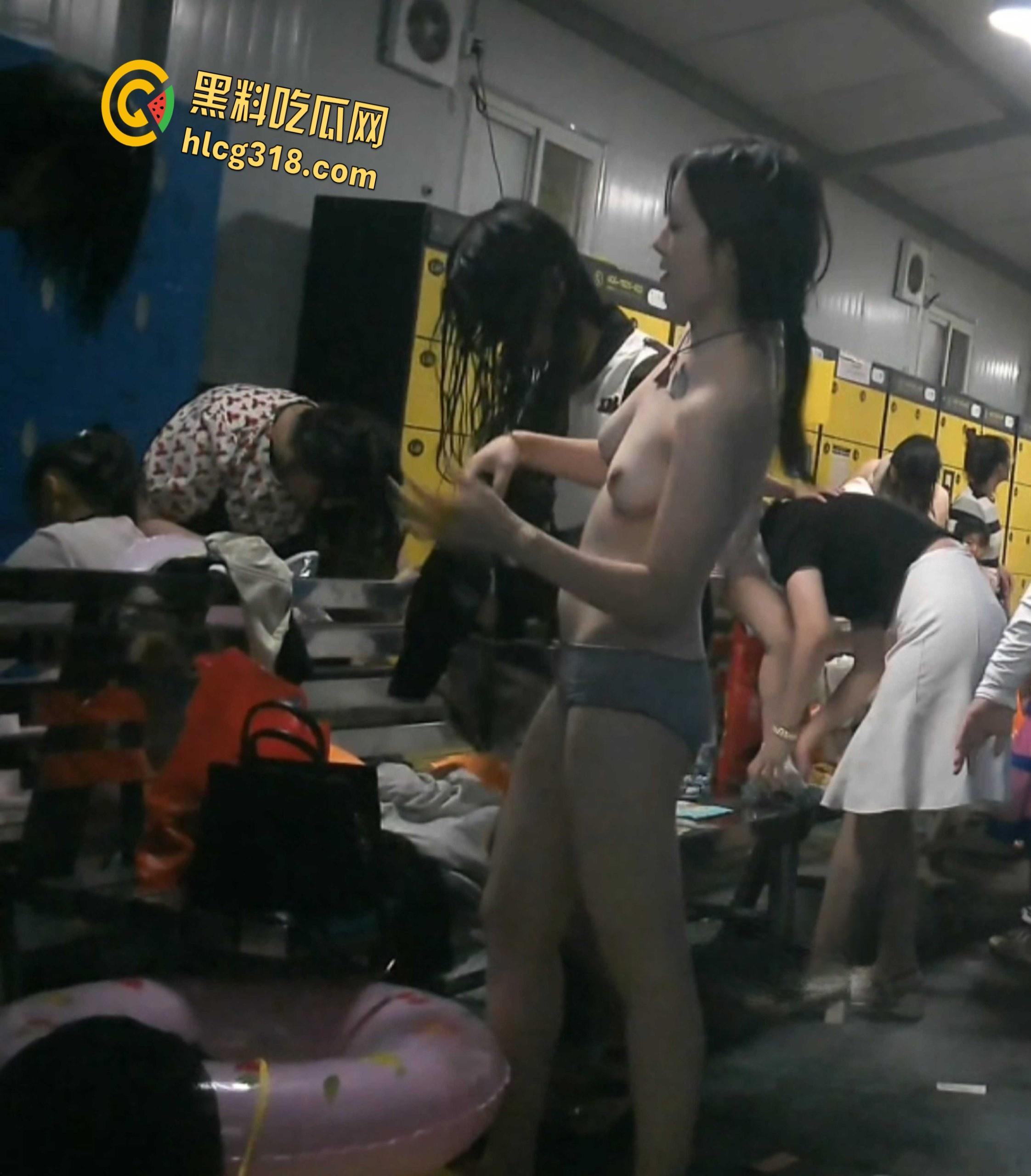 大神偷拍某水上乐园更衣室,多位美乳妹子极品少妇, 偷拍性感酮体换衣过程 ! 第4张 大神偷拍某水上乐园更衣室,多位美乳妹子极品少妇, 偷拍性感酮体换衣过程 ! 第4张