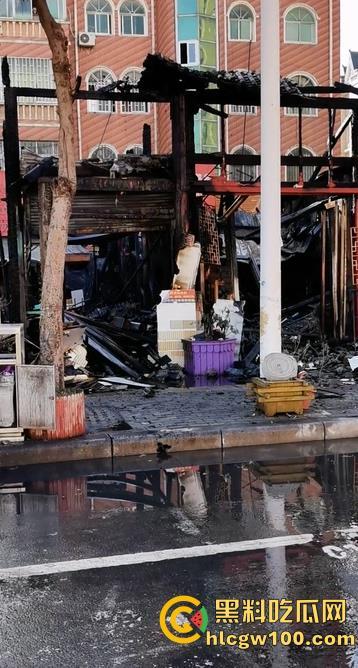 郑州东建材突发火灾，现场浓烟滚滚，火舌漫天，多视角现场直击，这会老板估计还在闷闷哭  第4张