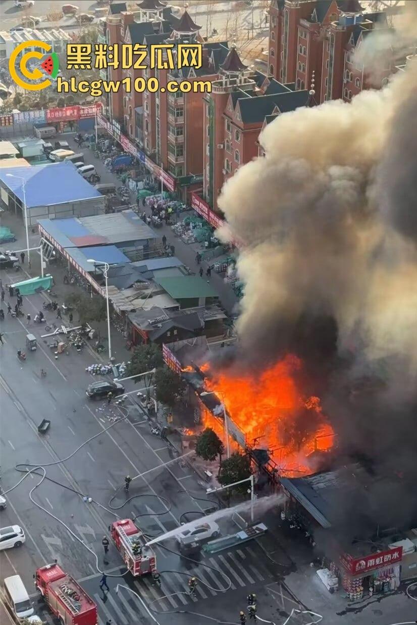郑州东建材突发火灾，现场浓烟滚滚，火舌漫天，多视角现场直击，这会老板估计还在闷闷哭  第6张