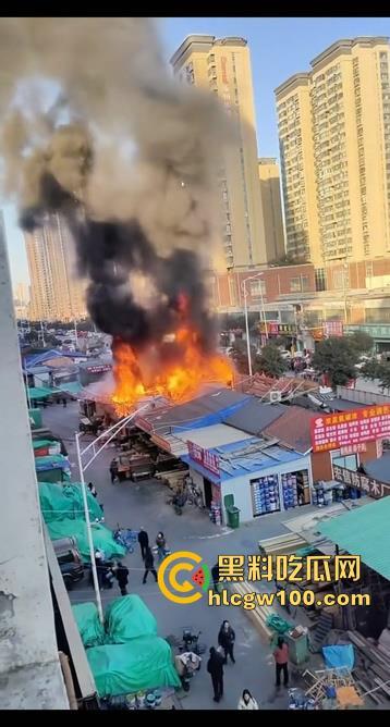 郑州东建材突发火灾，现场浓烟滚滚，火舌漫天，多视角现场直击，这会老板估计还在闷闷哭  第8张
