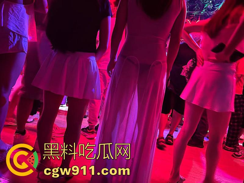 十元三曲随便摸，男人的天堂砂舞厅偷拍合集，关灯后淫乱抓奶抠逼摸屌，加钱还能打站桩，极品美女和嫩妹随便玩！  第5张