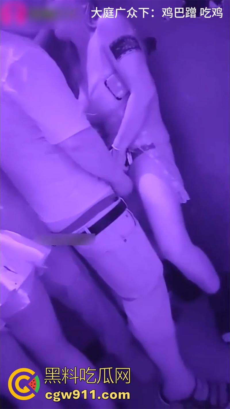 十元三曲随便摸，男人的天堂砂舞厅偷拍合集，关灯后淫乱抓奶抠逼摸屌，加钱还能打站桩，极品美女和嫩妹随便玩！  第6张