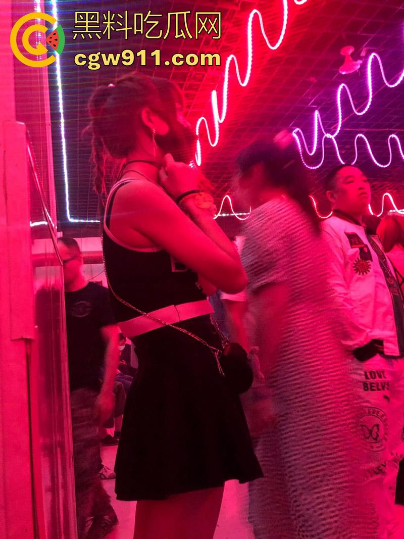 十元三曲随便摸，男人的天堂砂舞厅偷拍合集，关灯后淫乱抓奶抠逼摸屌，加钱还能打站桩，极品美女和嫩妹随便玩！  第11张