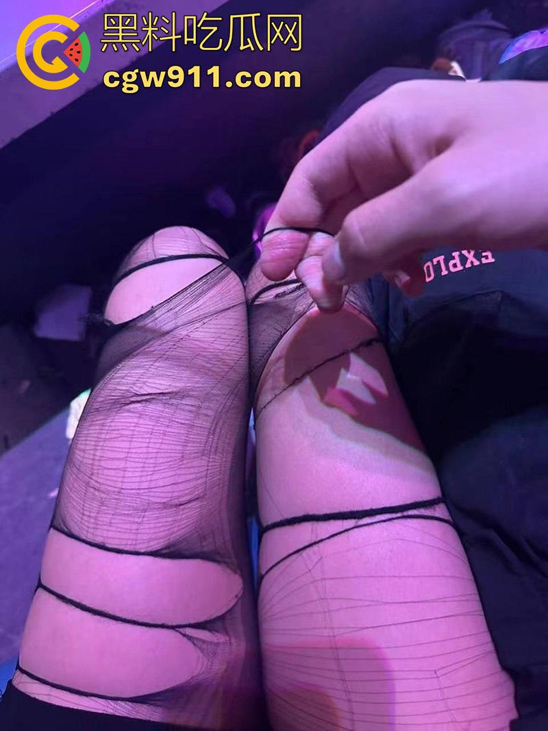 十元三曲随便摸，男人的天堂砂舞厅偷拍合集，关灯后淫乱抓奶抠逼摸屌，加钱还能打站桩，极品美女和嫩妹随便玩！  第13张