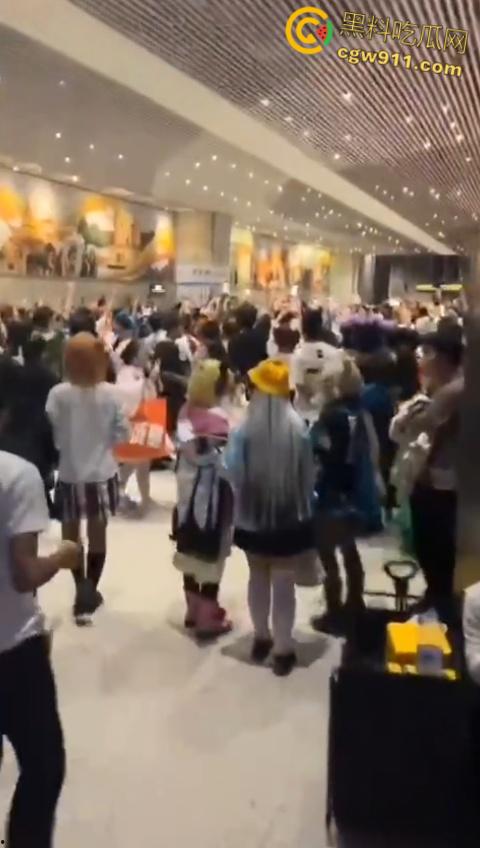 成都动漫展爆冲突，作者涉嫌洗白731部队罪行，cos男子被围堵怒摘假发，现场群情激愤唱爱国歌 ！  第1张