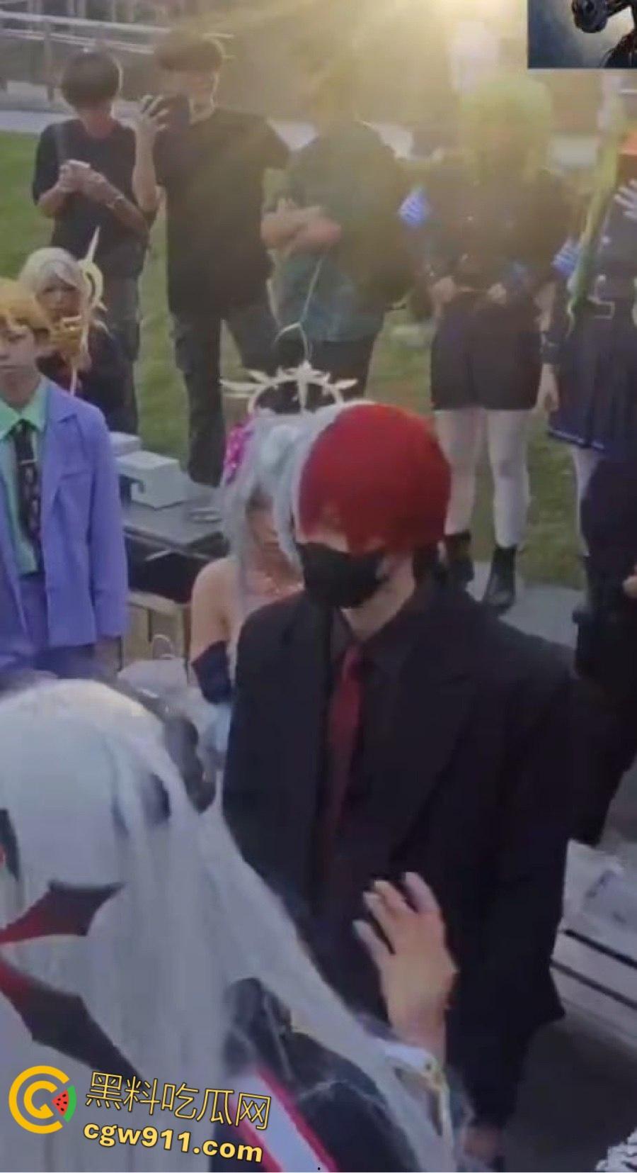 成都动漫展爆冲突，作者涉嫌洗白731部队罪行，cos男子被围堵怒摘假发，现场群情激愤唱爱国歌 ！  第3张