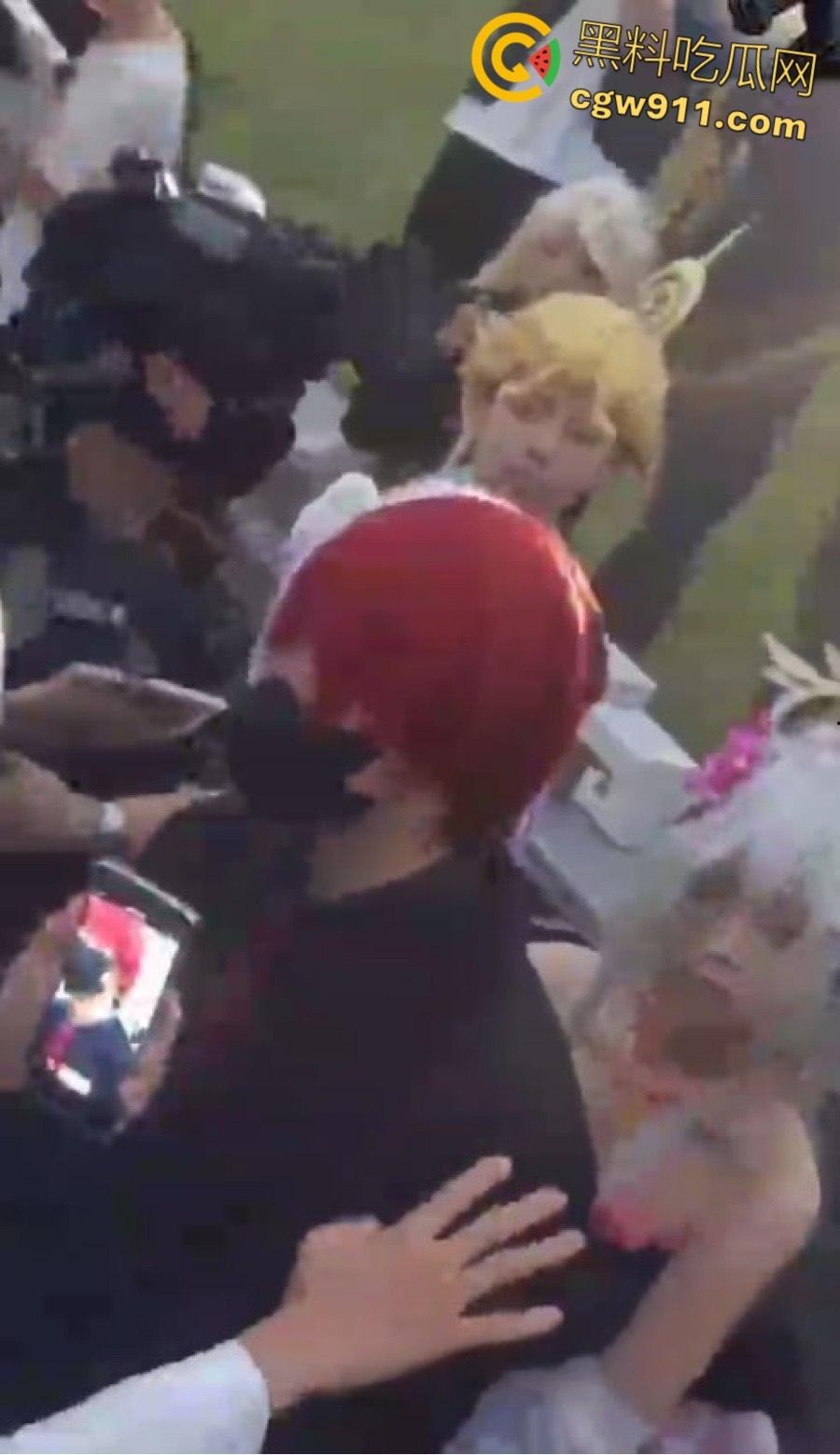 成都动漫展爆冲突，作者涉嫌洗白731部队罪行，cos男子被围堵怒摘假发，现场群情激愤唱爱国歌 ！  第4张