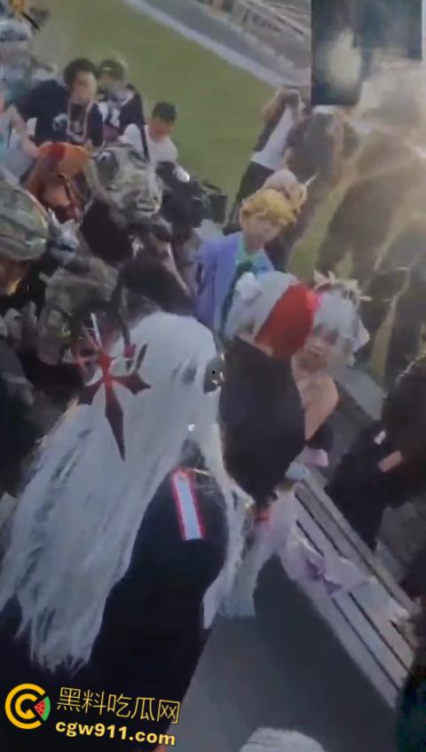 成都动漫展爆冲突，作者涉嫌洗白731部队罪行，cos男子被围堵怒摘假发，现场群情激愤唱爱国歌 ！  第6张