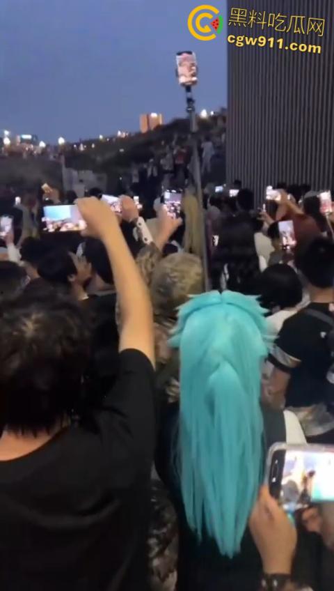 成都动漫展爆冲突，作者涉嫌洗白731部队罪行，cos男子被围堵怒摘假发，现场群情激愤唱爱国歌 ！  第7张