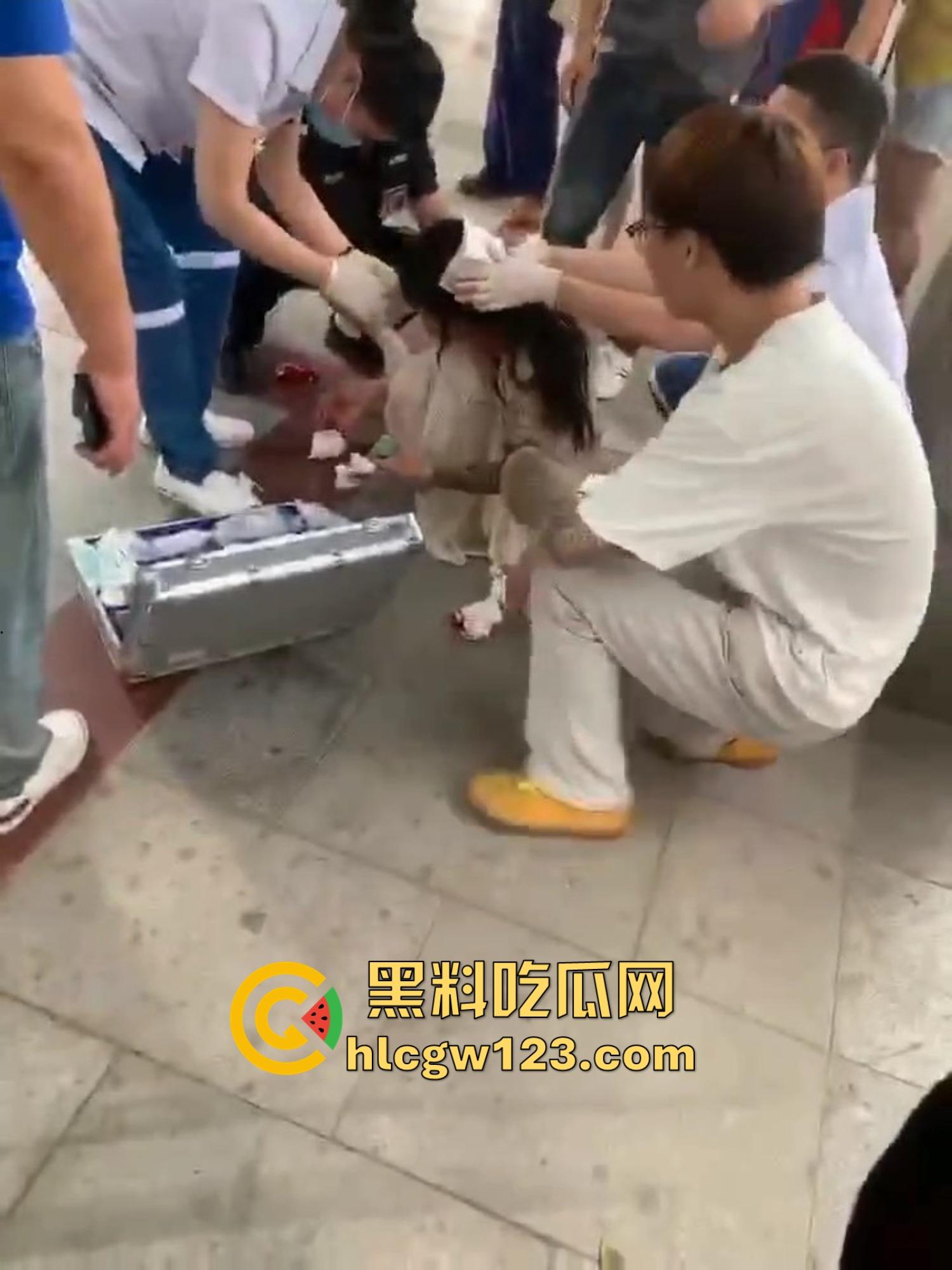 重庆精神小妹街头上演手起刀落，直接拿美工刀往脖子招呼，疯得不是一般狠！  第1张