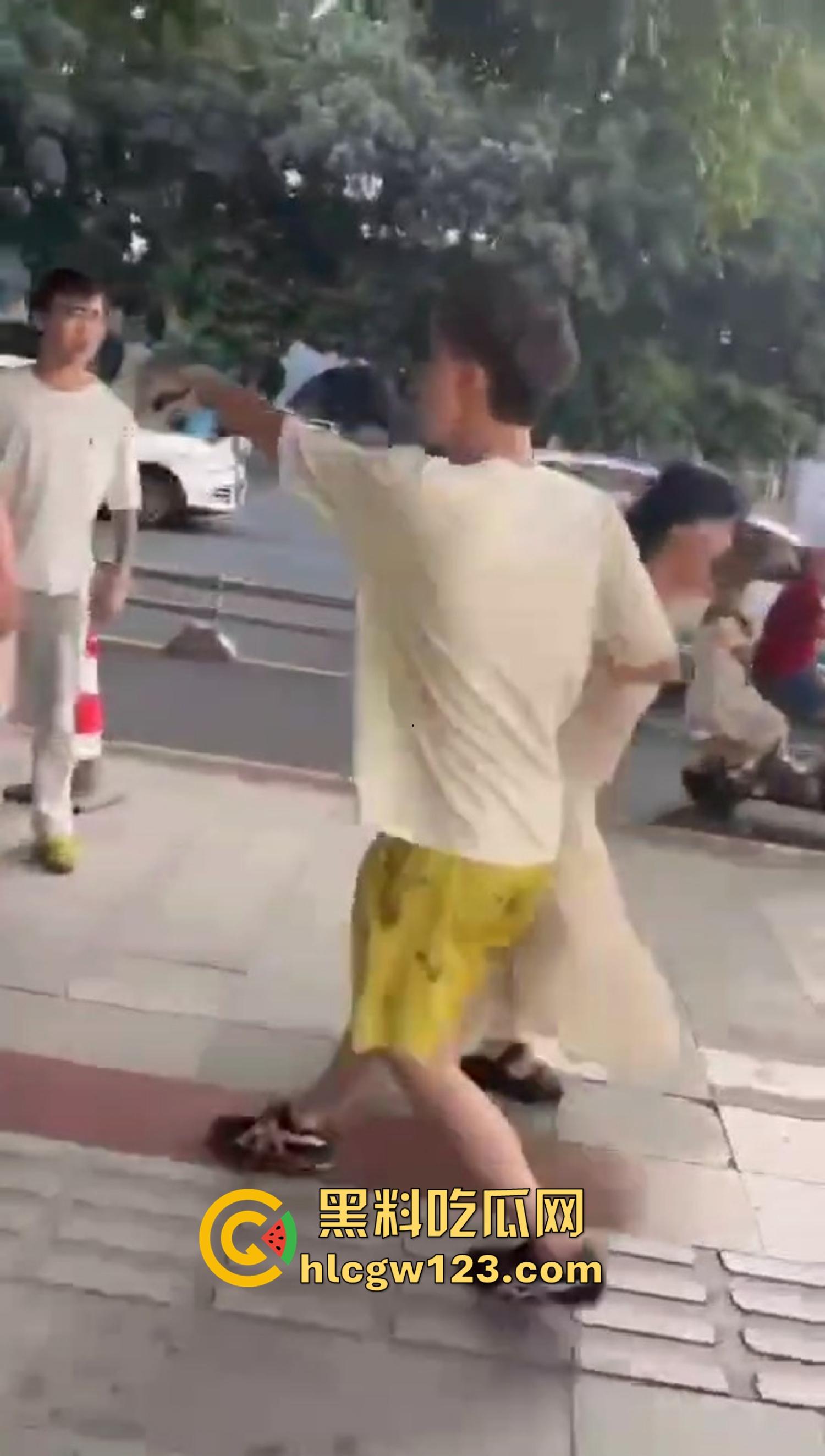 重庆精神小妹街头上演手起刀落，直接拿美工刀往脖子招呼，疯得不是一般狠！  第3张