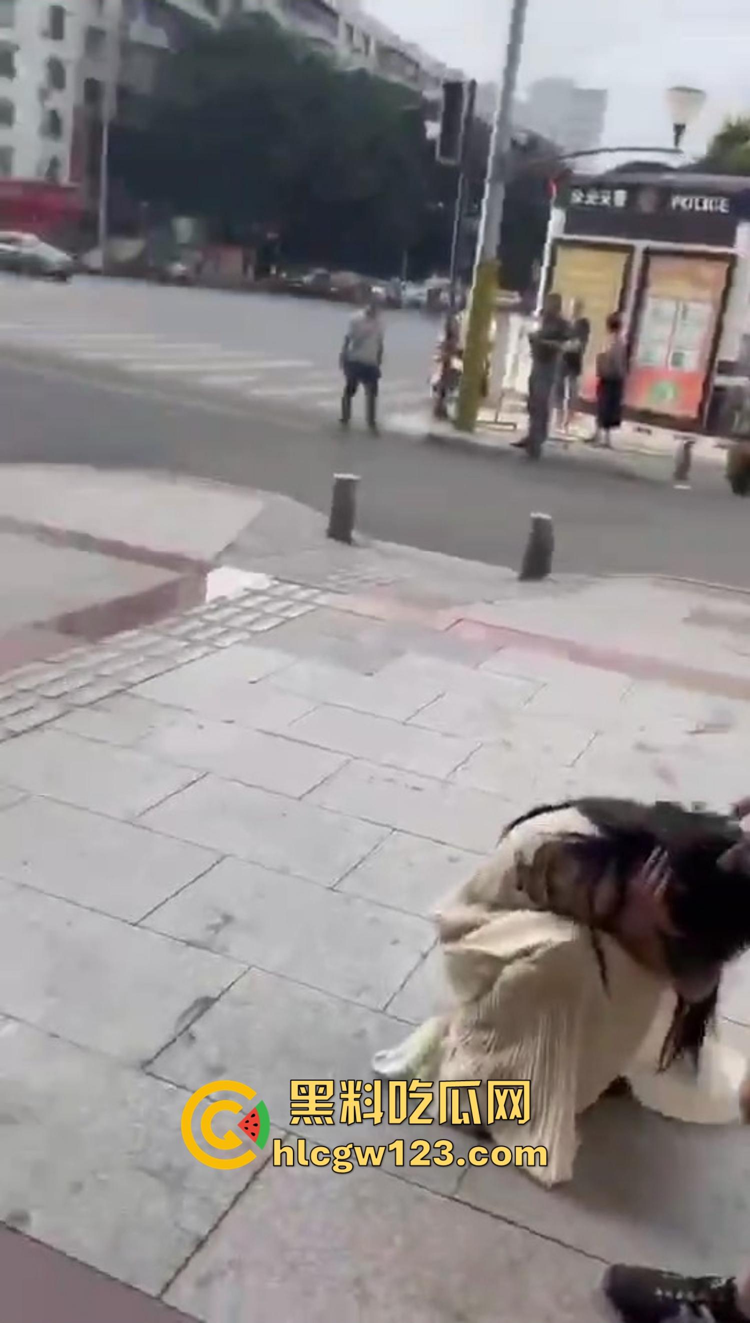 重庆精神小妹街头上演手起刀落，直接拿美工刀往脖子招呼，疯得不是一般狠！  第4张