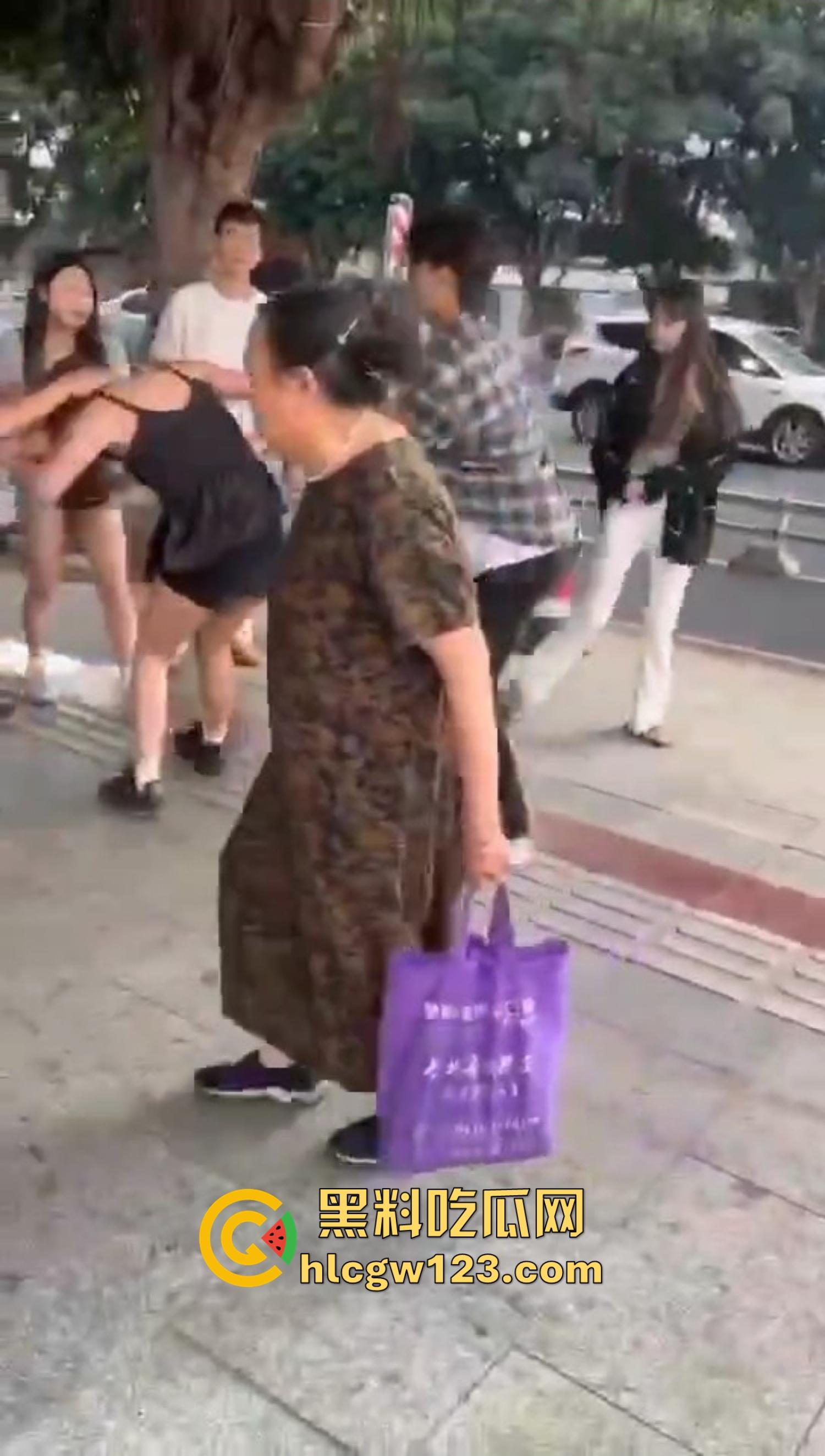 重庆精神小妹街头上演手起刀落，直接拿美工刀往脖子招呼，疯得不是一般狠！  第5张