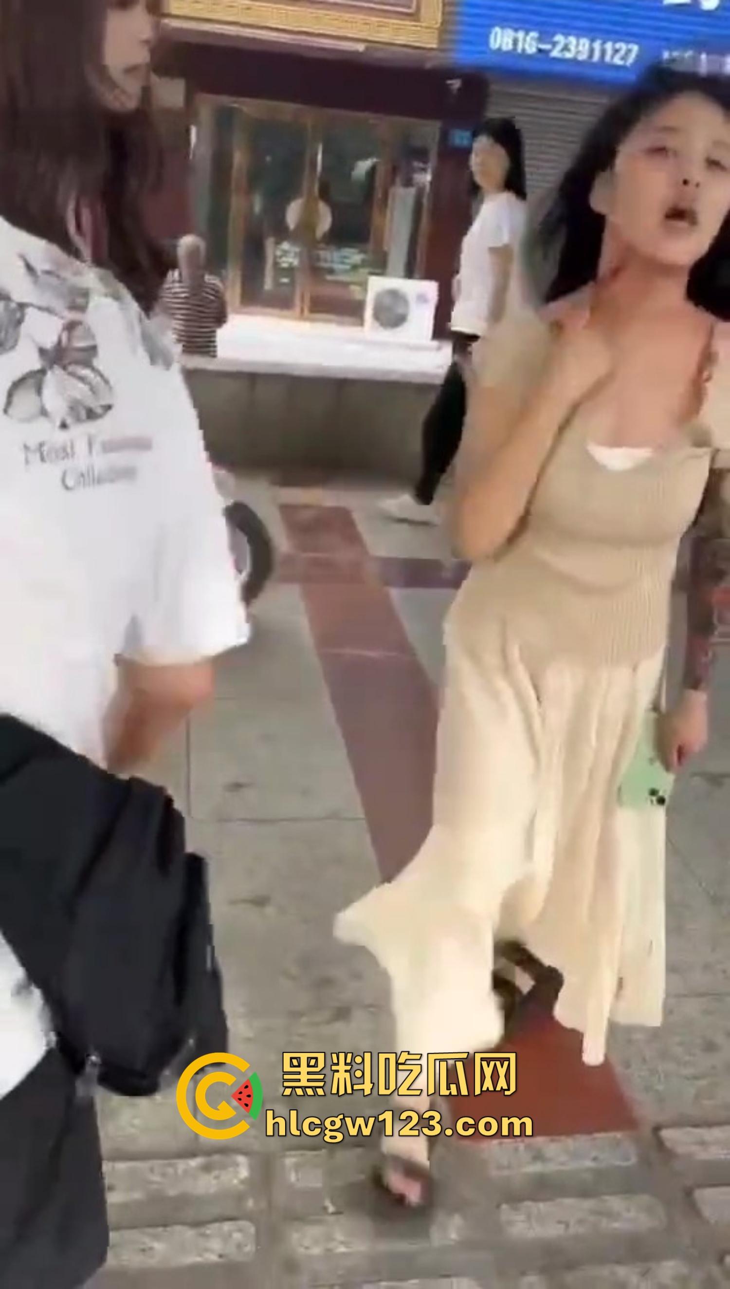 重庆精神小妹街头上演手起刀落，直接拿美工刀往脖子招呼，疯得不是一般狠！  第8张