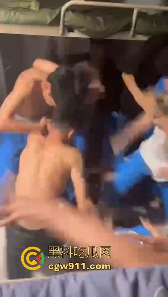 某职业学校宿舍爆发大型战斗，现场极其混乱，都是精神小伙拳拳到肉，感觉不到疼痛，堪称少林十八铜人！  第1张