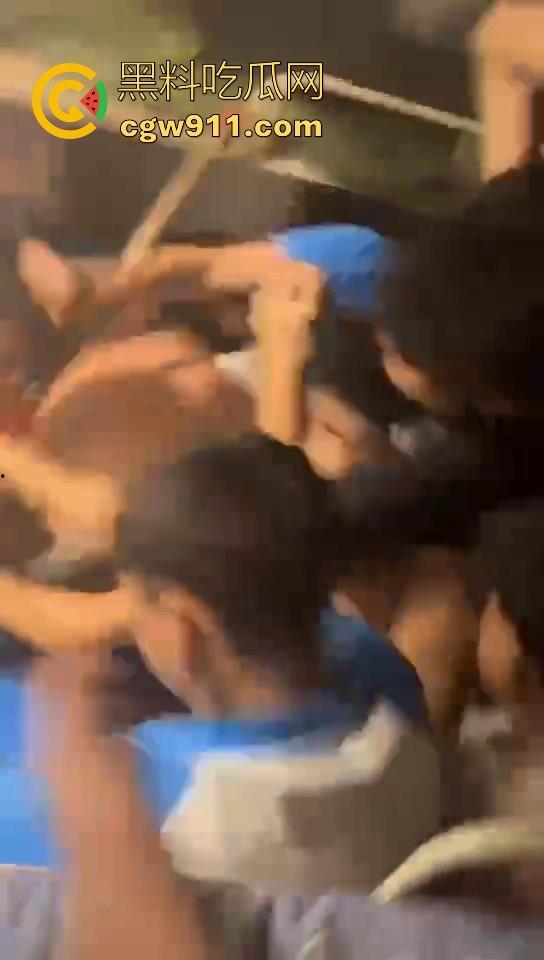 某职业学校宿舍爆发大型战斗，现场极其混乱，都是精神小伙拳拳到肉，感觉不到疼痛，堪称少林十八铜人！  第2张