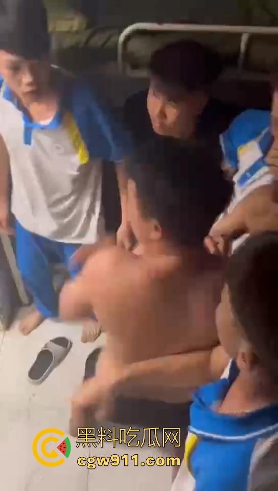 某职业学校宿舍爆发大型战斗，现场极其混乱，都是精神小伙拳拳到肉，感觉不到疼痛，堪称少林十八铜人！  第3张