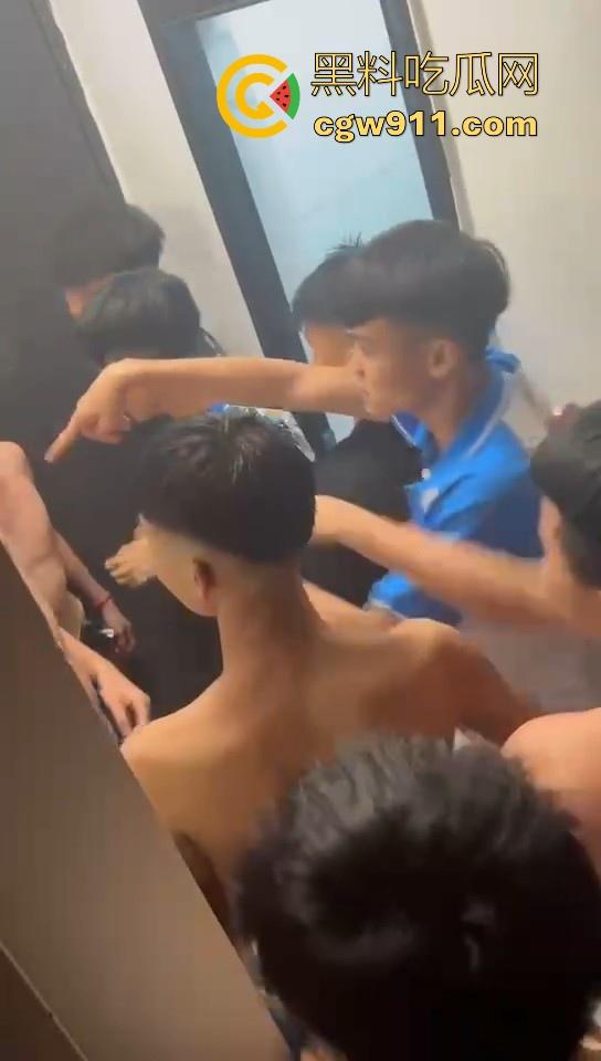 某职业学校宿舍爆发大型战斗，现场极其混乱，都是精神小伙拳拳到肉，感觉不到疼痛，堪称少林十八铜人！  第4张