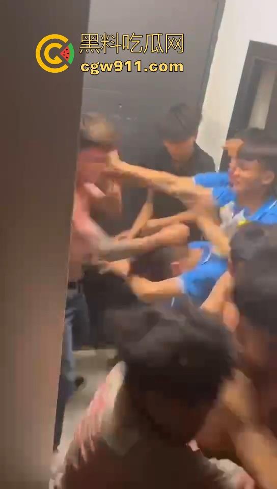 某职业学校宿舍爆发大型战斗，现场极其混乱，都是精神小伙拳拳到肉，感觉不到疼痛，堪称少林十八铜人！  第7张