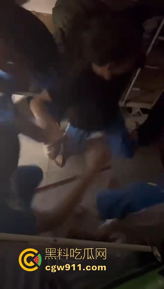 某职业学校宿舍爆发大型战斗，现场极其混乱，都是精神小伙拳拳到肉，感觉不到疼痛，堪称少林十八铜人！  第11张